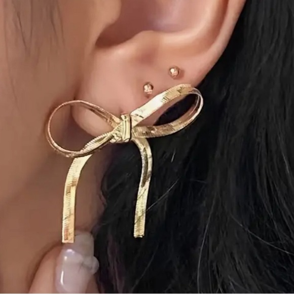 Jewelry - Beautiful, gold colored bow earrings
